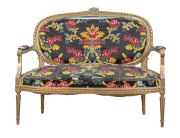 1313.  Sofá de estilo Luis XVI de madera tallada y dorada.Trabajo francés, principios del S. XX.