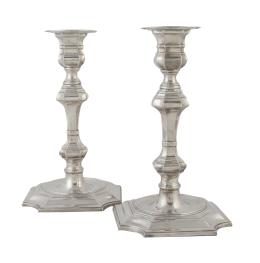 1318.  Pareja de candeleros de plata. Con marcas.Durán, S. XX.