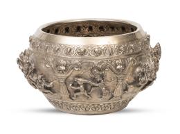 1133.  Centro de plata repujada y decoración aplicada.Burma, India, h, 1900.