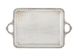 752.  Bandeja con asas de plata con perímetro decorado por hojas. Marcada "ONA".España, S. XX.