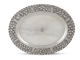 1337.  Bandeja oval de plata de ley 916 con perímetro repujado con frutos e iniciales MB. Con marcas.España, principios del S. XX.
