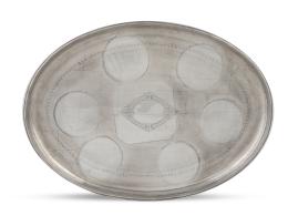 1353.  Bandeja oval de plata con decoración de contarios grabada. Con marcas.Ramón Espuñes, Madrid, 1885.