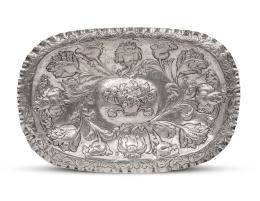1056.  Bandeja o azafate oval de plata repujada, con decoración de flores carnosas. Con marcas.España, S. XVIII.