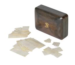 1211.  Lote de fichas de juego de nácar grabado y calado; en estuche con iniciales.Trabajo chino o filipino, S. XIX.