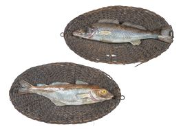 1323.  Pareja de peces de cerámica esmaltada, sobre soporte oval de mimbre.S. XIX.