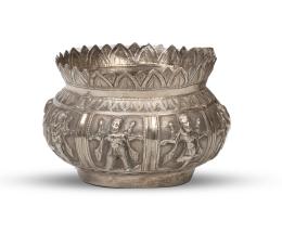 1132.  Centro de plata con decoración repujada, decoradas con deidad y hojas.India, finales del  S. XIX.