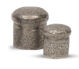1128.  Pareja de botes de tocador plata, de diferente tamaño.Quizás trabajo indio, finales del S. XIX.