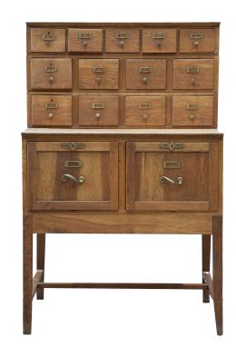 772.  Mueble archivador de madera de roble.Trabajo americano, h. 1930.