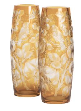 796.  Pareja de jarrones de cristal ámbar, con decoración grabada