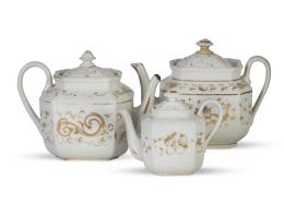 1314.  Juego de tres teteras de porcelana esmaltada y dorada.París, S. XIX.