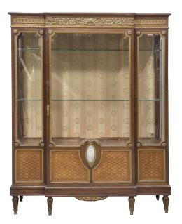 1298.  Vitrina de estilo Luis XVI de madera con marquetería, cristal, bronce dorado y placa de biscuit en azul y blanco con alegoría de la agricultura.h. 1900.