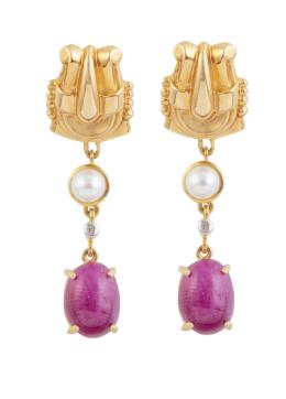 227.  Pendientes largos con cabuchones de rubíes colgantes de perla, brillante y pieza en forma de arpa superior