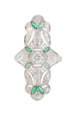 74.  Sortija lanzadera de brillantes y esmeraldas estilo Art-Decó con decoración calada