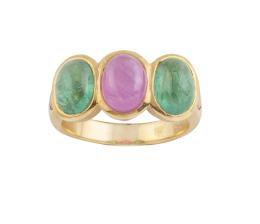 182.  Sortija con cabuchón de rubí, flanqueado por dos cabuchones de esmeralda