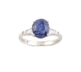 393.  Sortija con zafiro oval de 3,77 ct con brillante de talla oval flanqueado por dos diamantes talla trapecio