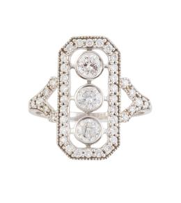 70.  Sortija lanzadera estilo Art-Decó de brillantes, con tres chatones de brillantes alineados rodeados por marco rectangular achaflanado 