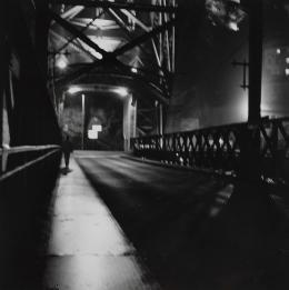 1104.  LUIS BAYLÓN (Madrid, 1958 - 2023)Julia cruzando el puente