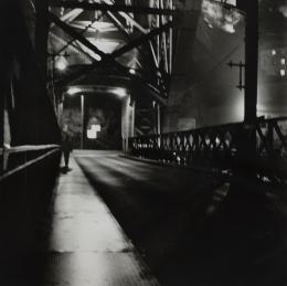 989.  LUIS BAYLÓN (Madrid, 1958 - 2023)Julia cruzando el puente