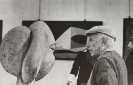 994.  ANTONIO CORES (San Fernando, Cádiz, 1936 - Almuñécar, Granada, 2020)Picasso en el Museo de Antibes observando "Mujer con moño"