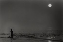 993.  CRISTINA GARCÍA RODERO (Puertollano, Ciudad Real, 1949)Oración al sol, Sagar Mela, India, 2002