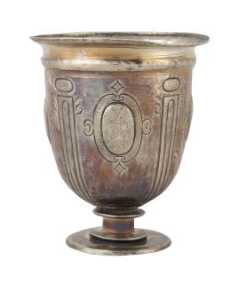 1055.  Acetre en plata decorado con picado de lustre, cabujones mostrando el emblema de la orden de los dominicos y escudo nobiliario.España, S. XVII.