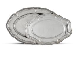 737.  Lote de dos fuentes ovales de plata de diferente tamaño: una de plata con marcas de Durán, S. XX y otra de alpaca.