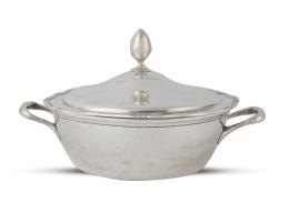 723.  Legumbrera de plata en su color, con tapa rematada por una bellota. Con marcas, ley 916.España, Dionisio Garcia, h. 1940.