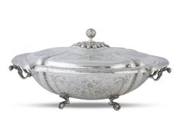 1168.  Sopera de plata en su color con decoración grabada de flores. Con marcas "ZM".Madrid, h. 1860.