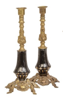 1243.  Pareja de candeleros de porcelana y metal dorado.Principios del S. XX.