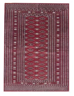 628.  Alfombra en lana de campo rojo con motivos geométricos.