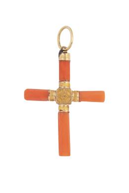 7.  Cruz colgante S. XIX con brazos de coral y oro con decoración grabada