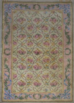 1160.  Alfombra en lana de nudo español en beige, rosa, azul.Real Fábrica de Tapices, Madrid, 1941.