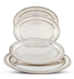 1342.  Juego de cuatro fuentes blasonadas de plata en su color, de época Jorge III. Con marcas, una con las marcas frustras.Londres, Inglaterra, 1804.