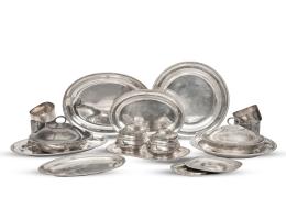 1174.  Juego de servir blasonado en plata. Formado por: dos fuentes redondas, 4 fuentes ovales de diferente tamaño, dos legumbreras con tapa, dos salseras con tapa con seis repuestos, bandeja para dos salseras, dos bandejas para salsera.Londres, varias épocas y plateros como Robert Sharp: 1777, 1804 y 1906. 