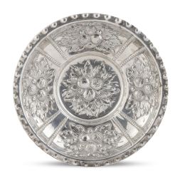 738.  Bandeja circular de plata repujada con frutos.Con etiqueta de la Joyería Agruña, S. XX.