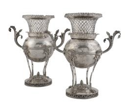 1176.  Pareja de centros con remate de cesta en plata. Punzones ilegibles. S. XIX.