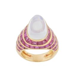 279.  Sortija bombé con cabuchón aperado de piedra luna oval, con montura cuajada de rubíes en gota de sebo en engaste invisible