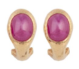 274.  Pendientes con rubí en cabuchón oval, en banda arqueada de oro con decoración martelé