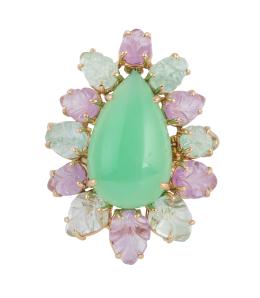 283.  Sortija con con gran centro de gota de crisoprasa en cabuchón  orlado por doce zafiros color rosa y verde alternos tallados con diseño de hoja