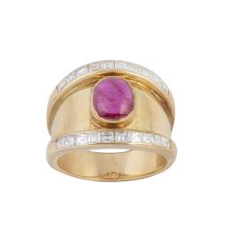 280.  Sortija ancha con cabuchón de rubí oval central, entre dos bandas de diamantes carré