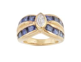 225.  Sortija con frente en "X" de zafiros talla de cuadrada y diamante talla navette central