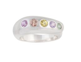 258.  Sortija con cinco zafiros de colores en banda asimétrica de oro liso