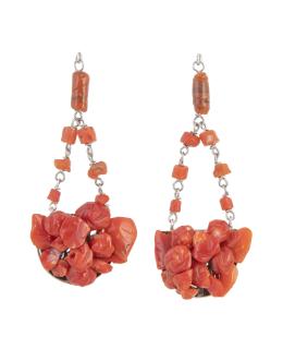 48.  Pendientes largos de cuentas irregulares de coral que componen media luna colgante de dos cadenas de coral