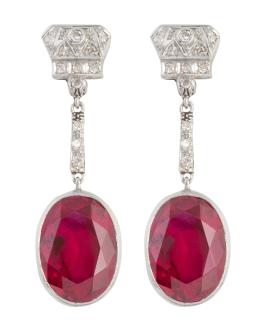 57.  Pendientes largos Art-Decó de platino con diseño geométrico de brillantes, y gran rubí sintético colgante de talla oval