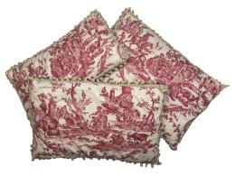 1290.  Juego de tres almohadones en "toile de Jouy", rematados por madroños.S. XX.