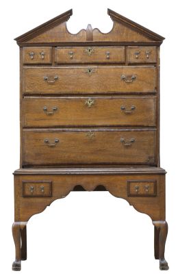 657.  Chest on stand Reina Ana de madera de nogal y roble con tiradores de metal dorado.Inglaterra, S. XVIII.