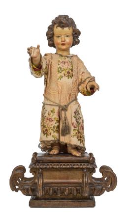 1064.  Niño Jesús.Escultura de madera tallada y policromada, con túnica con bordado de flores y remates de hilo metálico, S. XVIII.Escuela andaluza, seguidor de Juan de Mesa, S. XVII.