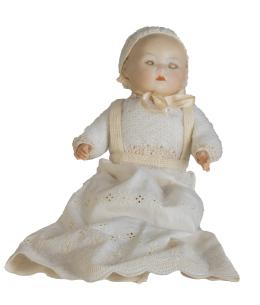 1305.  Muñeco bebé con cabeza de biscuit pintado, vestido de blanco.Alemania, h. 1900.