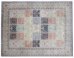 641.  Alfombra tabriz en lana, con motivos vegetales en reservas.