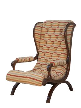 803.  Butaca de madera de caoba, con tapicería en capitoné.España, S. XX.